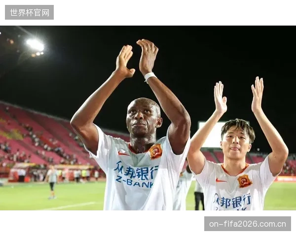 卢克·肖在防守端的身高和头球，将是防御基米希精准传中的第一道屏障。